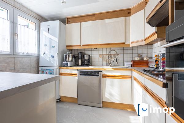 À 10 min à pied du RER E Bondy, maison familiale 4 chambres avec lumineuse véranda et jardin