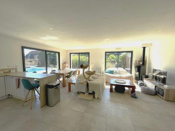 Maison - 7 pièces - 196 m²