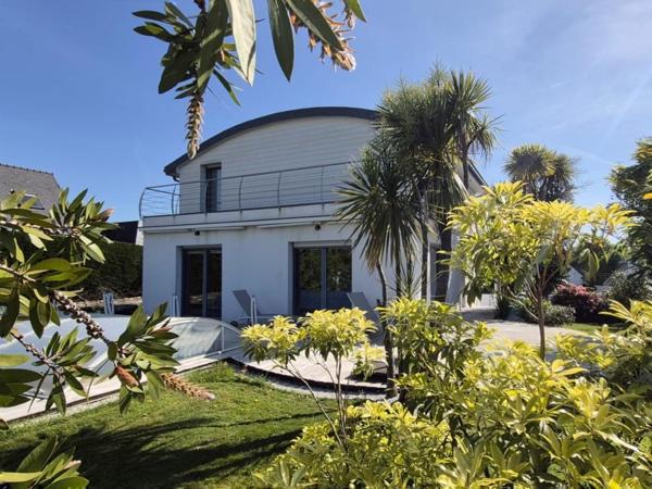 Villa d'architecte avec piscine au Corniguel