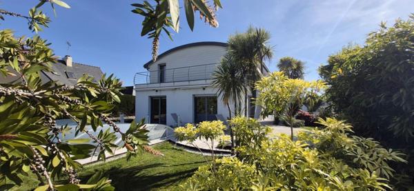 Villa d'architecte avec piscine au Corniguel