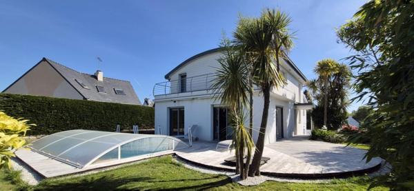 Villa d'architecte avec piscine au Corniguel