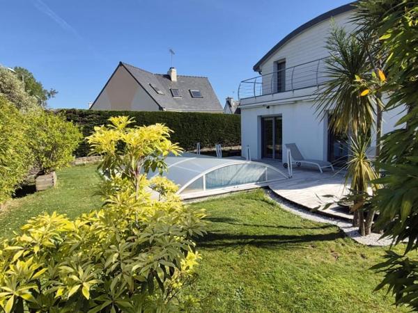 Villa d'architecte avec piscine au Corniguel