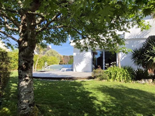 Villa d'architecte avec piscine au Corniguel