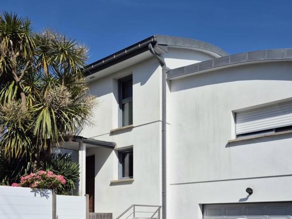 Villa d'architecte avec piscine au Corniguel