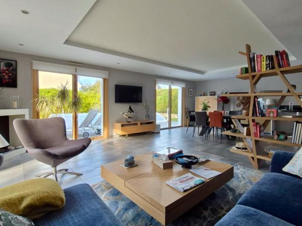 Villa d'architecte avec piscine au Corniguel