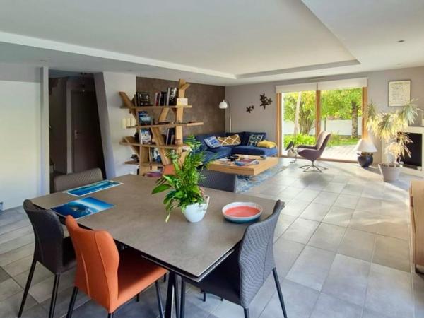 Villa d'architecte avec piscine au Corniguel