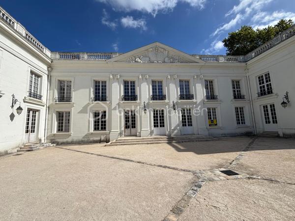 Situé à Morigny-Champigny, à moins de 10 minutes (2.8km) d’Étampes, découvrez ce charmant appartement F2 en duplex d’environ 40 m², niché au sein d’un château et bénéficiant d’un cadre verdoyant privilégié.

L’appartement se compose, au premier niveau, d’une cuisine ouverte et équipée donnant sur un agréable et lumineux salon / salle à manger. L’ensemble dispose également de nombreux rangements, permettant d’optimiser parfaitement l’espace.

À l’étage, vous trouverez une chambre, une salle de bains ainsi qu’un WC indépendant.

L’un des véritables atouts de ce bien réside dans son environnement : les occupants bénéficient d’un accès au parc du château, idéal pour profiter pleinement des espaces extérieurs et du calme des lieux.

Deux places de stationnement privatives complètent le bien.

Un appartement atypique qui conjugue le charme d’un lieu chargé de caractère, le calme d’un environnement verdoyant et la proximité immédiate d’Étampes et de la N20.

📍 Morigny-Champigny – Étampes à moins de 10 minutes
🏠 F2 en duplex – environ 40 m²
🌳 Accès au parc du château
🚗 2 places de stationnement
🍽️ Cuisine ouverte équipée
🛏️ 1 chambre