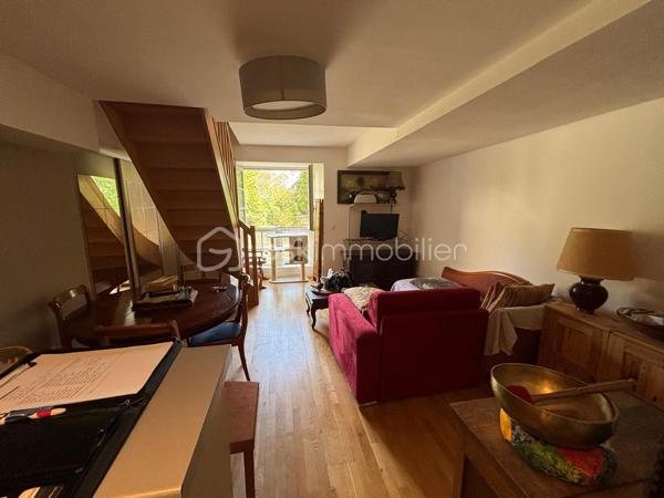 Situé à Morigny-Champigny, à moins de 10 minutes (2.8km) d’Étampes, découvrez ce charmant appartement F2 en duplex d’environ 40 m², niché au sein d’un château et bénéficiant d’un cadre verdoyant privilégié.

L’appartement se compose, au premier niveau, d’une cuisine ouverte et équipée donnant sur un agréable et lumineux salon / salle à manger. L’ensemble dispose également de nombreux rangements, permettant d’optimiser parfaitement l’espace.

À l’étage, vous trouverez une chambre, une salle de bains ainsi qu’un WC indépendant.

L’un des véritables atouts de ce bien réside dans son environnement : les occupants bénéficient d’un accès au parc du château, idéal pour profiter pleinement des espaces extérieurs et du calme des lieux.

Deux places de stationnement privatives complètent le bien.

Un appartement atypique qui conjugue le charme d’un lieu chargé de caractère, le calme d’un environnement verdoyant et la proximité immédiate d’Étampes et de la N20.

📍 Morigny-Champigny – Étampes à moins de 10 minutes
🏠 F2 en duplex – environ 40 m²
🌳 Accès au parc du château
🚗 2 places de stationnement
🍽️ Cuisine ouverte équipée
🛏️ 1 chambre