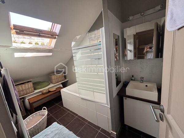 Situé à Morigny-Champigny, à moins de 10 minutes (2.8km) d’Étampes, découvrez ce charmant appartement F2 en duplex d’environ 40 m², niché au sein d’un château et bénéficiant d’un cadre verdoyant privilégié.

L’appartement se compose, au premier niveau, d’une cuisine ouverte et équipée donnant sur un agréable et lumineux salon / salle à manger. L’ensemble dispose également de nombreux rangements, permettant d’optimiser parfaitement l’espace.

À l’étage, vous trouverez une chambre, une salle de bains ainsi qu’un WC indépendant.

L’un des véritables atouts de ce bien réside dans son environnement : les occupants bénéficient d’un accès au parc du château, idéal pour profiter pleinement des espaces extérieurs et du calme des lieux.

Deux places de stationnement privatives complètent le bien.

Un appartement atypique qui conjugue le charme d’un lieu chargé de caractère, le calme d’un environnement verdoyant et la proximité immédiate d’Étampes et de la N20.

📍 Morigny-Champigny – Étampes à moins de 10 minutes
🏠 F2 en duplex – environ 40 m²
🌳 Accès au parc du château
🚗 2 places de stationnement
🍽️ Cuisine ouverte équipée
🛏️ 1 chambre