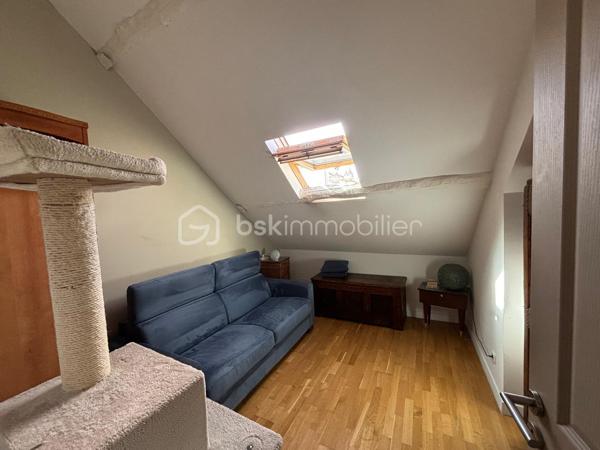 Situé à Morigny-Champigny, à moins de 10 minutes (2.8km) d’Étampes, découvrez ce charmant appartement F2 en duplex d’environ 40 m², niché au sein d’un château et bénéficiant d’un cadre verdoyant privilégié.

L’appartement se compose, au premier niveau, d’une cuisine ouverte et équipée donnant sur un agréable et lumineux salon / salle à manger. L’ensemble dispose également de nombreux rangements, permettant d’optimiser parfaitement l’espace.

À l’étage, vous trouverez une chambre, une salle de bains ainsi qu’un WC indépendant.

L’un des véritables atouts de ce bien réside dans son environnement : les occupants bénéficient d’un accès au parc du château, idéal pour profiter pleinement des espaces extérieurs et du calme des lieux.

Deux places de stationnement privatives complètent le bien.

Un appartement atypique qui conjugue le charme d’un lieu chargé de caractère, le calme d’un environnement verdoyant et la proximité immédiate d’Étampes et de la N20.

📍 Morigny-Champigny – Étampes à moins de 10 minutes
🏠 F2 en duplex – environ 40 m²
🌳 Accès au parc du château
🚗 2 places de stationnement
🍽️ Cuisine ouverte équipée
🛏️ 1 chambre