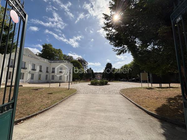 Situé à Morigny-Champigny, à moins de 10 minutes (2.8km) d’Étampes, découvrez ce charmant appartement F2 en duplex d’environ 40 m², niché au sein d’un château et bénéficiant d’un cadre verdoyant privilégié.

L’appartement se compose, au premier niveau, d’une cuisine ouverte et équipée donnant sur un agréable et lumineux salon / salle à manger. L’ensemble dispose également de nombreux rangements, permettant d’optimiser parfaitement l’espace.

À l’étage, vous trouverez une chambre, une salle de bains ainsi qu’un WC indépendant.

L’un des véritables atouts de ce bien réside dans son environnement : les occupants bénéficient d’un accès au parc du château, idéal pour profiter pleinement des espaces extérieurs et du calme des lieux.

Deux places de stationnement privatives complètent le bien.

Un appartement atypique qui conjugue le charme d’un lieu chargé de caractère, le calme d’un environnement verdoyant et la proximité immédiate d’Étampes et de la N20.

📍 Morigny-Champigny – Étampes à moins de 10 minutes
🏠 F2 en duplex – environ 40 m²
🌳 Accès au parc du château
🚗 2 places de stationnement
🍽️ Cuisine ouverte équipée
🛏️ 1 chambre