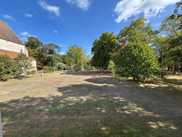 Situé à Morigny-Champigny, à moins de 10 minutes (2.8km) d’Étampes, découvrez ce charmant appartement F2 en duplex d’environ 40 m², niché au sein d’un château et bénéficiant d’un cadre verdoyant privilégié.

L’appartement se compose, au premier niveau, d’une cuisine ouverte et équipée donnant sur un agréable et lumineux salon / salle à manger. L’ensemble dispose également de nombreux rangements, permettant d’optimiser parfaitement l’espace.

À l’étage, vous trouverez une chambre, une salle de bains ainsi qu’un WC indépendant.

L’un des véritables atouts de ce bien réside dans son environnement : les occupants bénéficient d’un accès au parc du château, idéal pour profiter pleinement des espaces extérieurs et du calme des lieux.

Deux places de stationnement privatives complètent le bien.

Un appartement atypique qui conjugue le charme d’un lieu chargé de caractère, le calme d’un environnement verdoyant et la proximité immédiate d’Étampes et de la N20.

📍 Morigny-Champigny – Étampes à moins de 10 minutes
🏠 F2 en duplex – environ 40 m²
🌳 Accès au parc du château
🚗 2 places de stationnement
🍽️ Cuisine ouverte équipée
🛏️ 1 chambre
