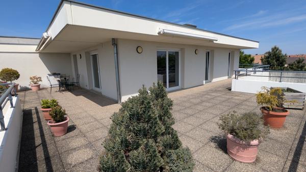 Appartement attique T5 avec 105m2 de terrasse cave parking et garage