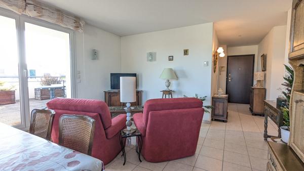 Appartement attique T5 avec 105m2 de terrasse cave parking et garage
