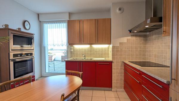 Appartement attique T5 avec 105m2 de terrasse cave parking et garage