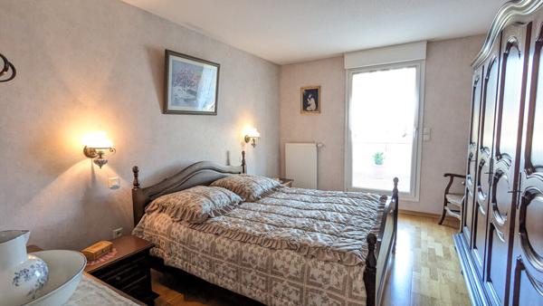 Appartement attique T5 avec 105m2 de terrasse cave parking et garage