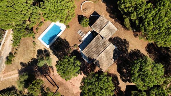 Maison au calme rénovée avec piscine et garage