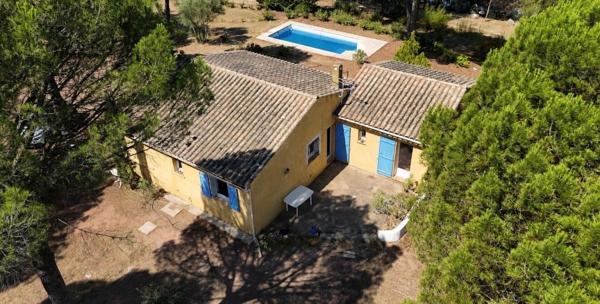Maison au calme rénovée avec piscine et garage
