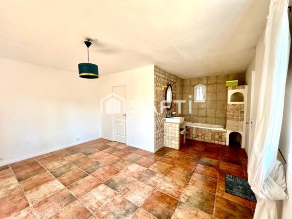 Maison au calme rénovée avec piscine et garage