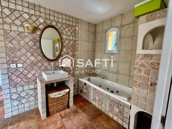 Maison au calme rénovée avec piscine et garage