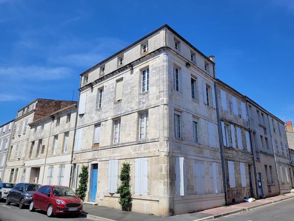 ROCHEFORT centre ville - au 3ème un appartement  de 40 m²  de type 3  avec 2 salles d'eau et 2 WC