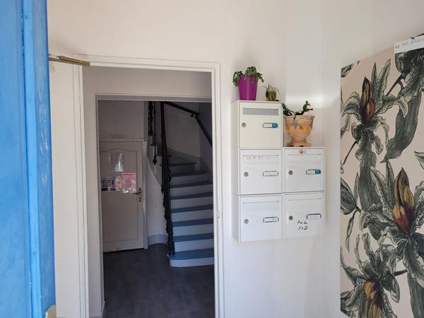 ROCHEFORT centre ville - au 3ème un appartement  de 40 m²  de type 3  avec 2 salles d'eau et 2 WC