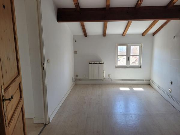 ROCHEFORT centre ville - au 3ème un appartement  de 40 m²  de type 3  avec 2 salles d'eau et 2 WC