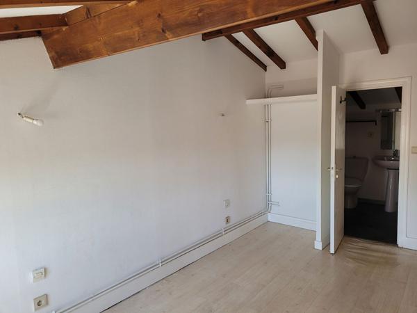 ROCHEFORT centre ville - au 3ème un appartement  de 40 m²  de type 3  avec 2 salles d'eau et 2 WC