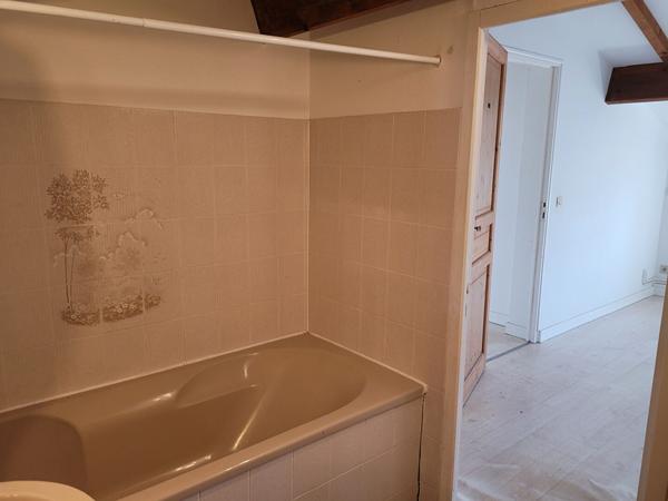 ROCHEFORT centre ville - au 3ème un appartement  de 40 m²  de type 3  avec 2 salles d'eau et 2 WC