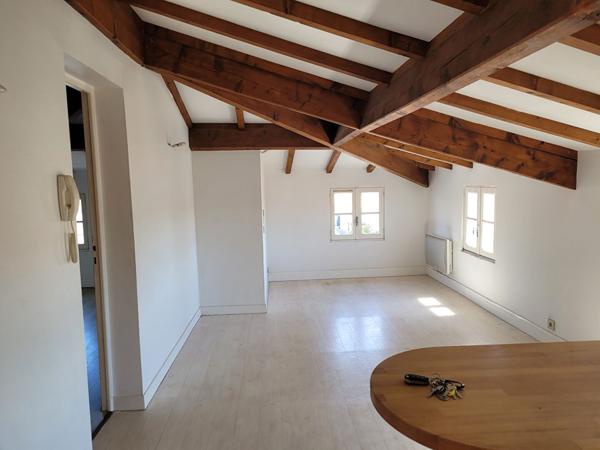 ROCHEFORT centre ville - au 3ème un appartement  de 40 m²  de type 3  avec 2 salles d'eau et 2 WC