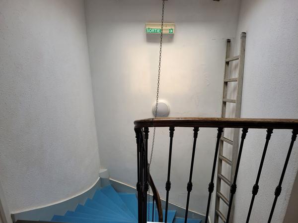 ROCHEFORT centre ville - au 3ème un appartement  de 40 m²  de type 3  avec 2 salles d'eau et 2 WC
