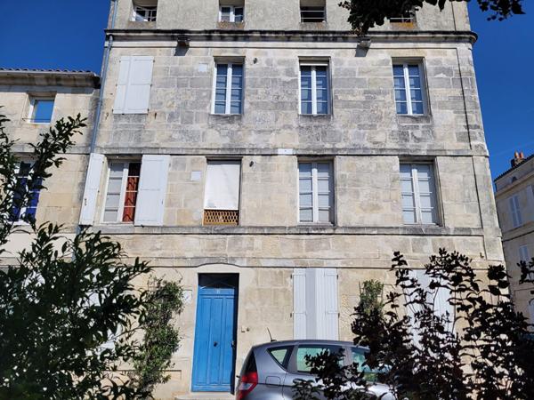 ROCHEFORT centre ville - au 3ème un appartement  de 40 m²  de type 3  avec 2 salles d'eau et 2 WC