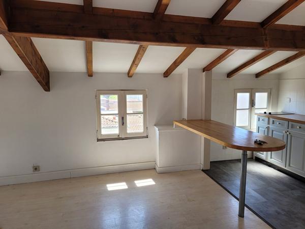 ROCHEFORT centre ville - au 3ème un appartement  de 40 m²  de type 3  avec 2 salles d'eau et 2 WC