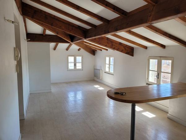 ROCHEFORT centre ville - au 3ème un appartement  de 40 m²  de type 3  avec 2 salles d'eau et 2 WC