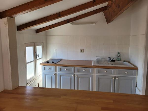 ROCHEFORT centre ville - au 3ème un appartement  de 40 m²  de type 3  avec 2 salles d'eau et 2 WC