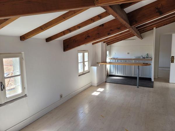 ROCHEFORT centre ville - au 3ème un appartement  de 40 m²  de type 3  avec 2 salles d'eau et 2 WC