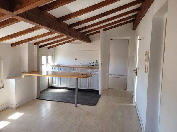ROCHEFORT centre ville - au 3ème un appartement  de 40 m²  de type 3  avec 2 salles d'eau et 2 WC