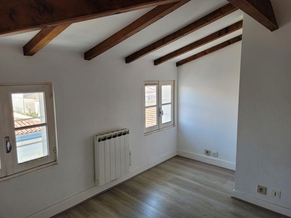 ROCHEFORT centre ville - au 3ème un appartement  de 40 m²  de type 3  avec 2 salles d'eau et 2 WC