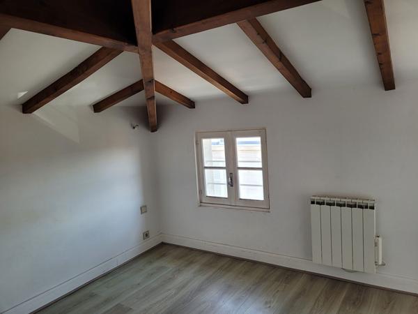 ROCHEFORT centre ville - au 3ème un appartement  de 40 m²  de type 3  avec 2 salles d'eau et 2 WC