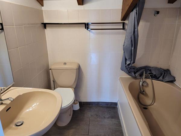 ROCHEFORT centre ville - au 3ème un appartement  de 40 m²  de type 3  avec 2 salles d'eau et 2 WC