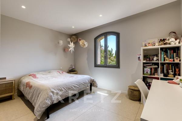 Marseille 11ᵉ – Eoures – Élégante propriété familiale avec piscine et fort potentiel