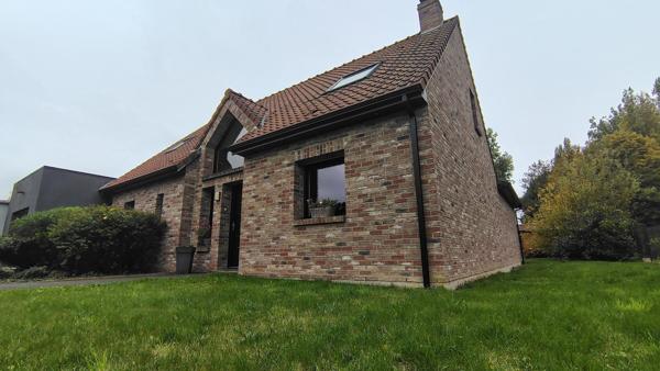 Maison individuelle en semi plain-pied, 4/5 chambres, terrasse, garage et jardin.