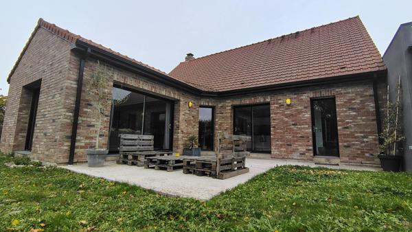 Maison individuelle en semi plain-pied, 4/5 chambres, terrasse, garage et jardin.