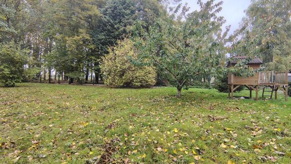 Maison individuelle en semi plain-pied, 4/5 chambres, terrasse, garage et jardin.