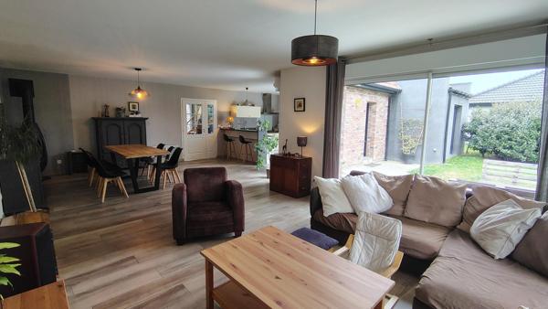 Maison individuelle en semi plain-pied, 4/5 chambres, terrasse, garage et jardin.