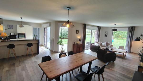 Maison individuelle en semi plain-pied, 4/5 chambres, terrasse, garage et jardin.