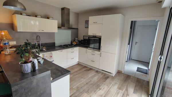 Maison individuelle en semi plain-pied, 4/5 chambres, terrasse, garage et jardin.