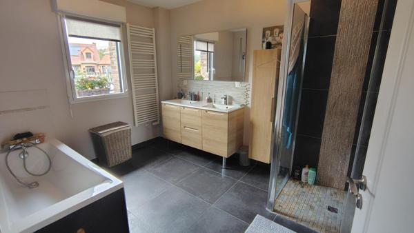 Maison individuelle en semi plain-pied, 4/5 chambres, terrasse, garage et jardin.