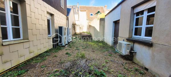 - A SAISIR -
En hypercentre de Châteaudun où sont implantés divers cabinets de professions libérales, proche mairie et Château et à 12 mn à pieds de la gare reliant Paris et Chartres. Dans un ancien hôtel particulier pouvant être remodelé en destination mixte avec habitation(s) :
Immeuble de bureaux sur trois niveaux et en partie rénové avec : 
Pompe à chaleur air/eau et ballon thermodynamique, ainsi que 2 poêles à granules neufs.

Au RdC :   
 - Double sas d'entrée donnant sur un sas de circulation en partie vitré et escaliers
 - Espace de distribution polyvalent traversante (accueil, salle d'attente,...)
 - 3 bureaux
 - Espace traversant polyvalent (courrier, cafétéria,...)
 - Salle informatique climatisée
 - Espace de réunion, formation ou archivage, sport,...
 - Bloc sanitaires
 - Chaufferie

 Au 2ème ÉTAGE :   pouvant être transformée en appartement et ayant conservé les plafonds d'origine
 - Salle de pause / réfectoire (pouvant être reconvertie en cuisine)
 - 4 bureaux
 - Une grande pièce avec poêle (pouvant être reconvertie en salon et les autres en chambres / salle d'eau)

Au 3ème ÉTAGE :
 - Bureau ou chambre
 - Grande pièce mansardée et lumineuse avec poêle pouvant servir de salle de réception / réunion / formations, ou salon, voire être divisée

Ce bien est complété d'une double-cour intérieure avec local à vélos et d'un double sous-sol (deux niveaux) comprenant caves

Nombreux placards sur toute les hauteurs de mur d'environ 3 mètres

Loyer potentiel en l'état : 2500 € / mois hors charges.
Avantages fiscaux de Châteaudun en tant que Zone de Restructuration de la Défense (ZRD) : exonération d'impôts sur les bénéfices, allègement de cotisations foncière des entreprises, exonération de taxe foncière, exonération de cotisations patronales d'assurances sociales et d'allocations familiales.
.