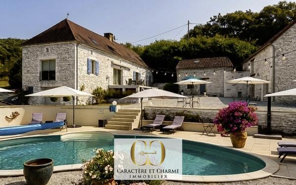 Sarlat-la-Canéda (24200) Sarlat. Propriété en pierre avec gîte et chambres d'hôtes - Piscine chauffée.